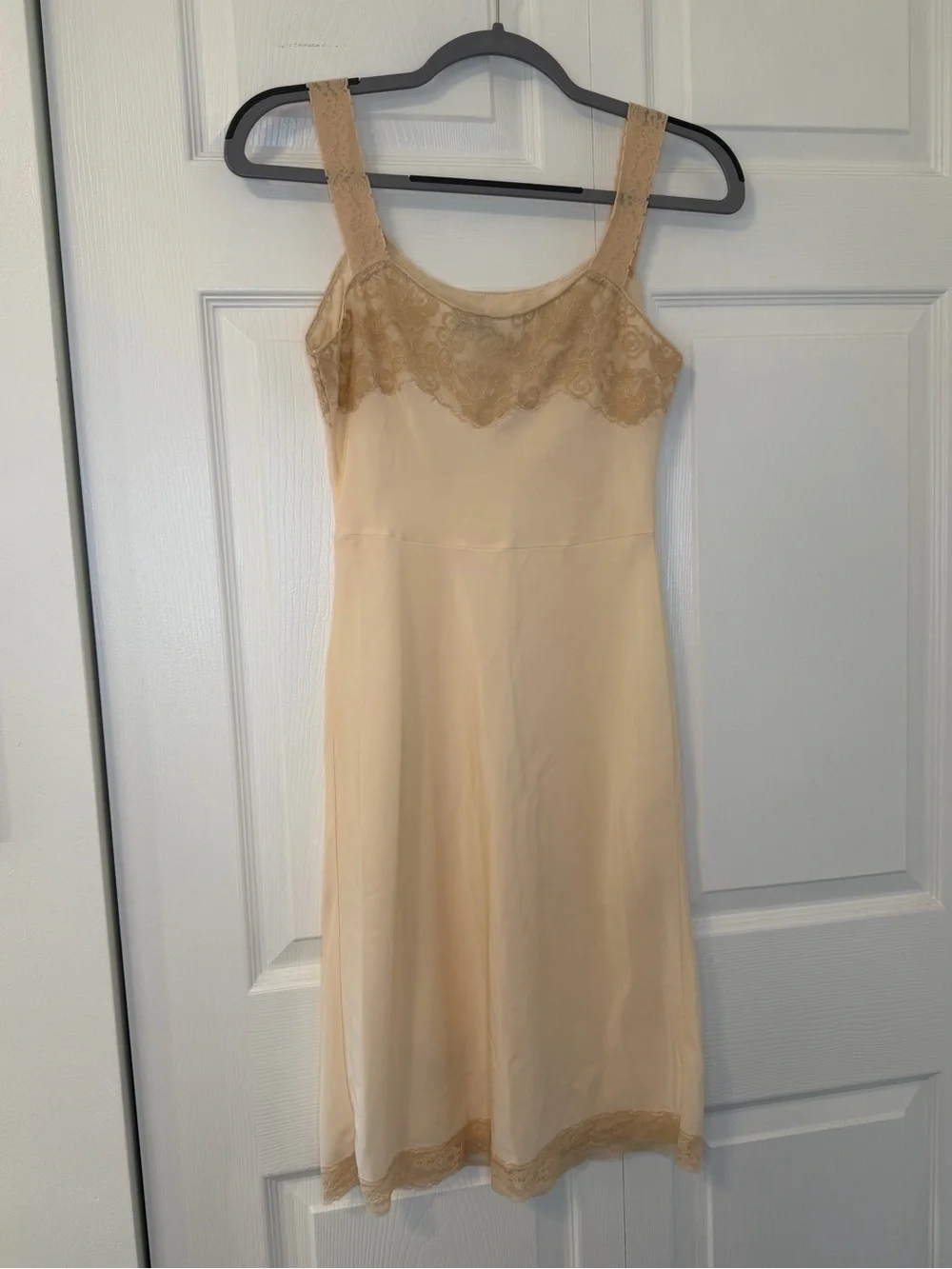 Vintage Lady Lynne Cream-colored Lace-Trim Slip Dress - Picture 2 of 4